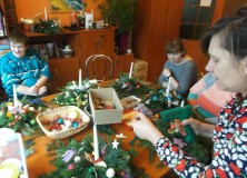 DSCF3266 Wspólne przygotowywanie stroików w Środowiskowym Domu Samopomocy przy ul. Kołłątaja 20.12.2016